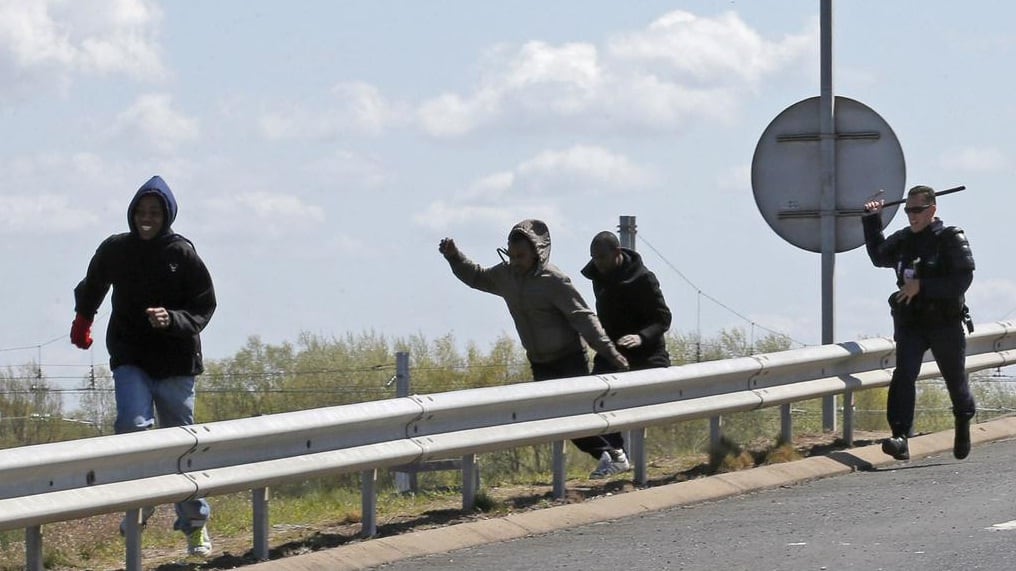 Gli immigrati assaltano la Manica: scatta la caccia degli agenti francesi