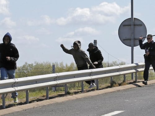 Gli immigrati assaltano la Manica: scatta la caccia degli agenti francesi