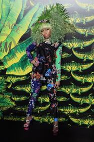 Nicky Minaj sexy con un abito di serpenti 12