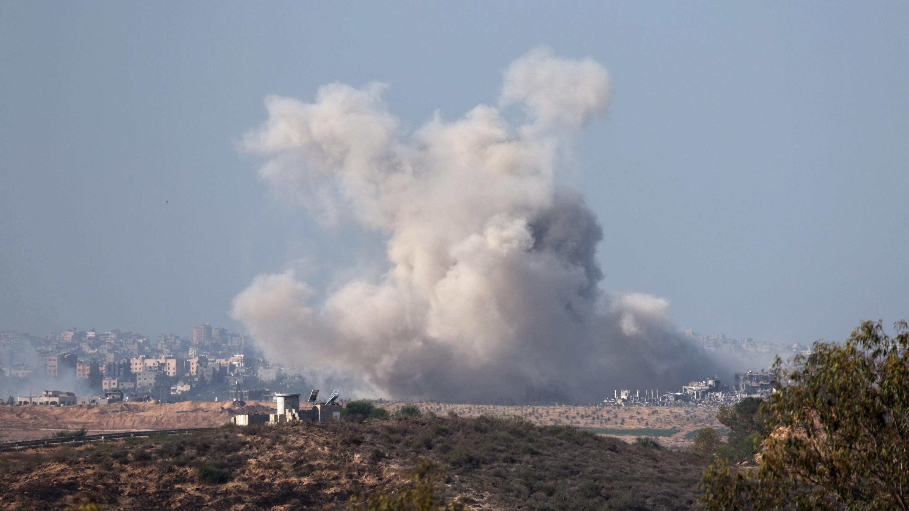 Hamas: "Pronti a una nuova tregua". Ma Israele: "Riceverà una lezione" | La diretta