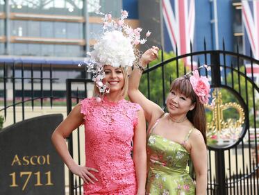 Royal Ascot, i copricapi più bizzarri sfoggiati dall'aristocrazia inglese 7