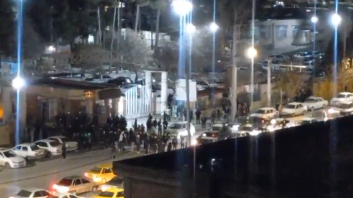 Iran, raid nell'ospedale: i pasdaran sparano per arrestare i manifestanti ricoverati