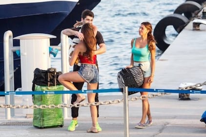 Belen Rodriguez, sexy nerd in spiaggia 21