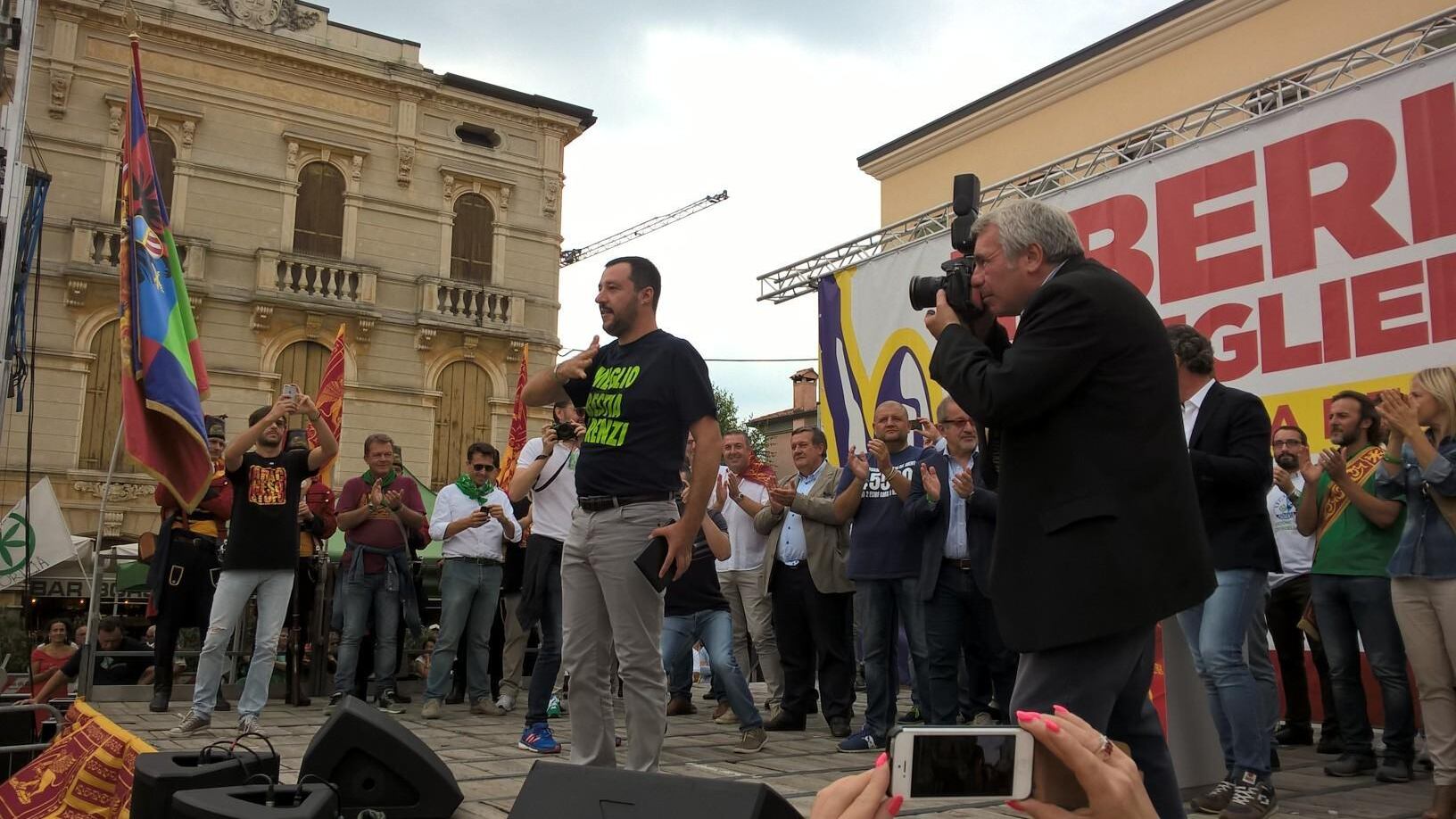 Salvini minaccia Renzi: "O riformi le pensioni o occupiamo il ministero"