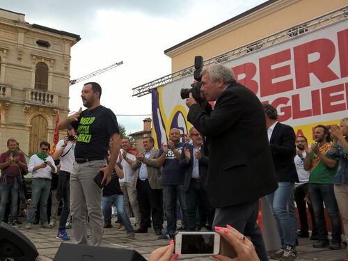 Salvini minaccia Renzi: "O riformi le pensioni o occupiamo il ministero"