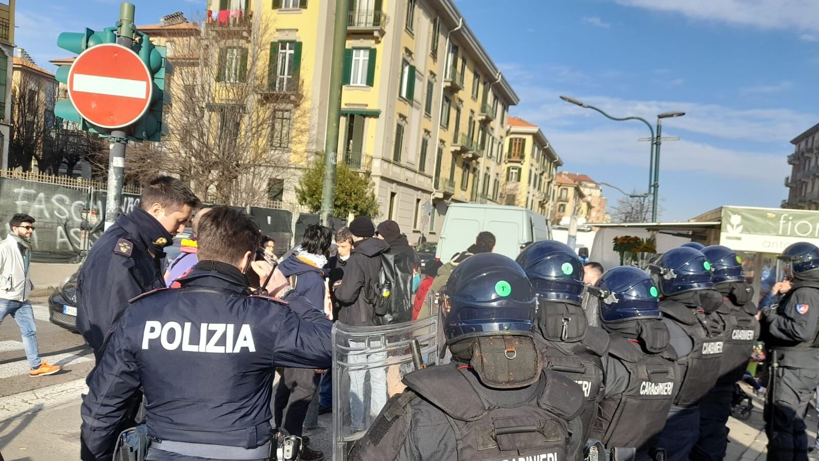 Assalto al gazebo di Fratelli d'Italia a Torino: calci e pugni ai militanti