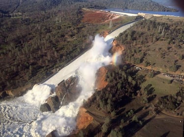 Paura in California: la diga di Oroville rischia di collassare 7