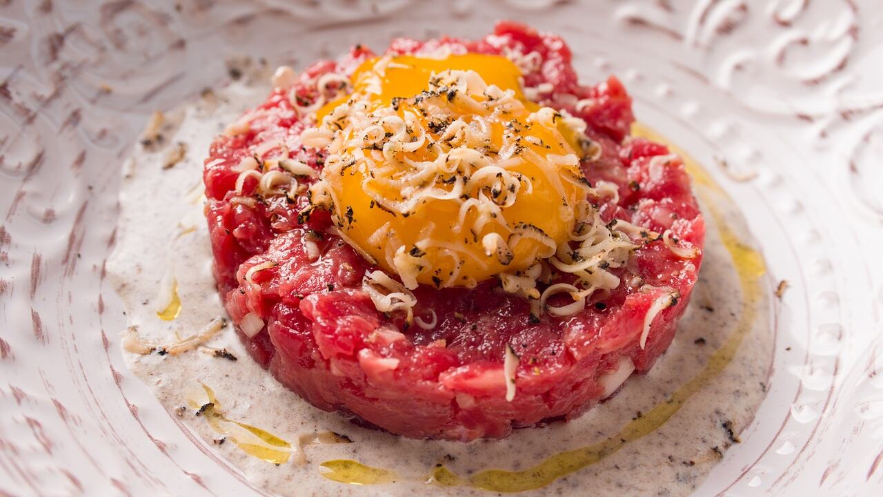 Ode al crudo: i trucchi per una tartare perfetta di carne e pesce