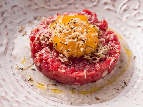 Ode al crudo: i trucchi per una tartare perfetta di carne e pesce