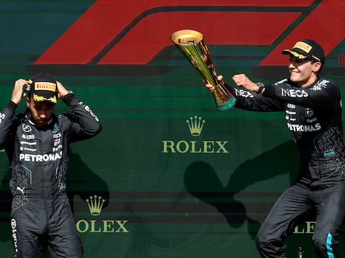 Dalla gioia alla disperazione, la squalifica cancella il trionfo di Russell. Hamilton vince a Spa
