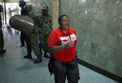 Kenya: polizia usa gas lacrimogeni contro i manifestanti 5
