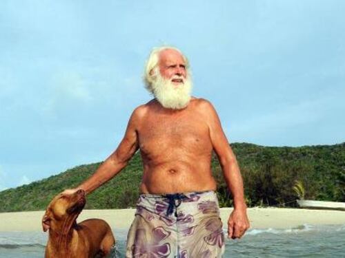 L'ex miliardario che vive da 20 anni su un'isola: adesso però rischia di essere cacciato