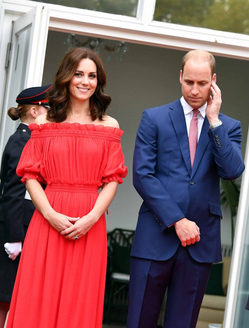 Tiare, guanti e cappellini: così si vestono i reali britannici 8