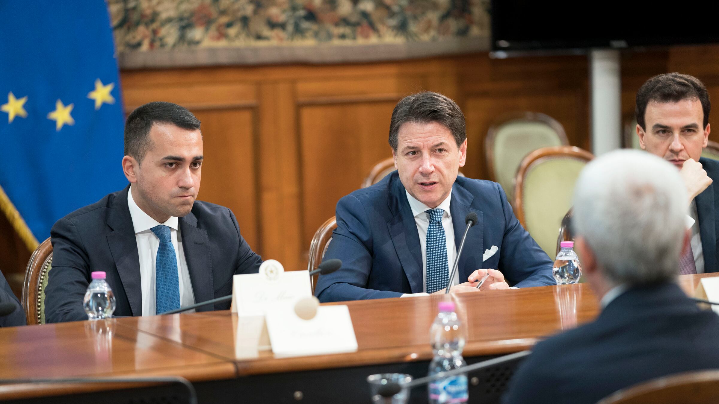 Di Maio elogia Conte. Ma nel M5s scoppia la bufera