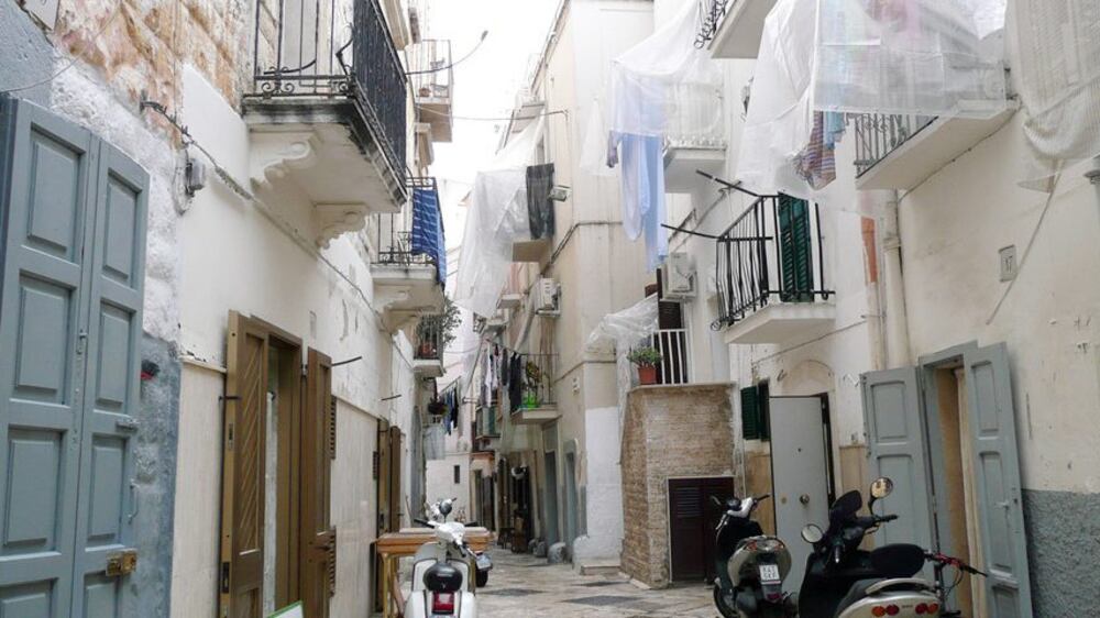 Bari, per festeggiare un compleanno di 18 anni evadono dai domiciliari