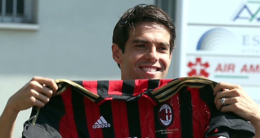 L'arrivo di Kakà a Linate accolto dall'abbraccio dei tifosi 11