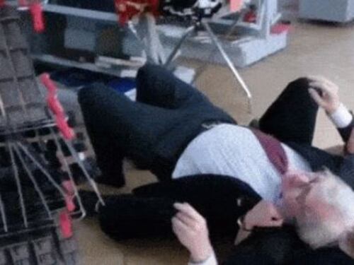 Sgarbi rotola a terra in autogrill. Lui spiega: "Era solo un gioco..."
