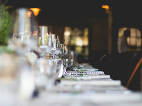 La cena di classe diventa un gioco dal quale è difficile uscire vivi...