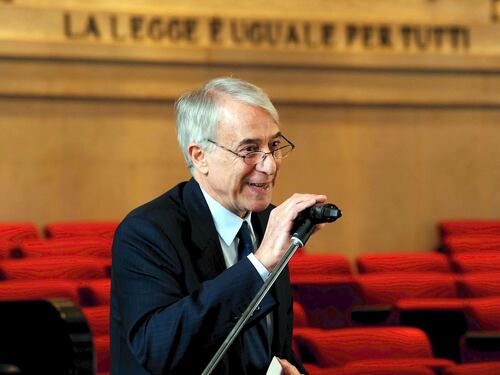 Pisapia: "Campi chiusi, ma prima lavoro ai rom"
