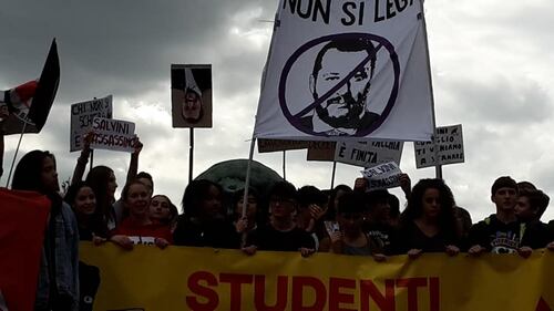 Firenze, fantoccio di Salvini calato in Arno 4