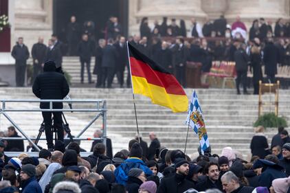 Folla di 100mila fedeli attesa per i funerali di Papa Benedetto XVI 6