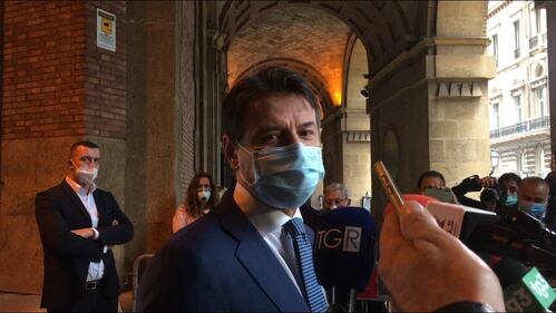 Taranto, nessun distanziamento tra i giornalisti per le interviste a Conte 4