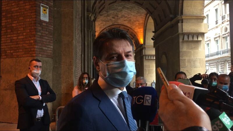 Taranto, nessun distanziamento tra i giornalisti per le interviste a Conte 4