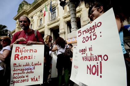 La "buona scuola" in piazza contro la riforma:  "Renzi puffarolo" 2