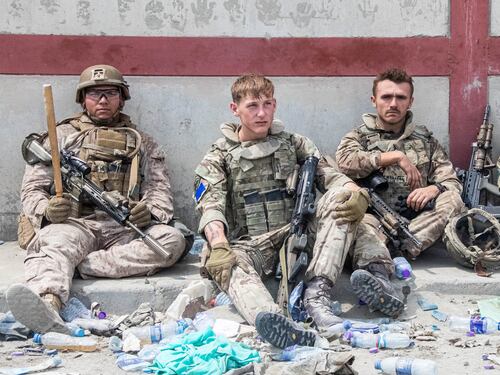 Sos bimbi scomparsi nel dramma di Kabul. I talebani attaccano. "La colpa è degli Usa". Ed è allerta kamikaze