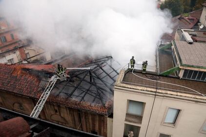 Incendio devasta il tetto della Cavallerizza reale di Torino 8