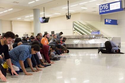 Musulmani pregano all'aeroporto di Dallas per protestare contro Trump 6