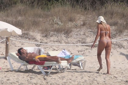 Valeria Marini, strip e bikini stellare a Formentera 33