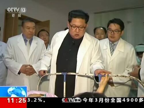 Corea, Kim si traveste da medico e visita i feriti in ospedale