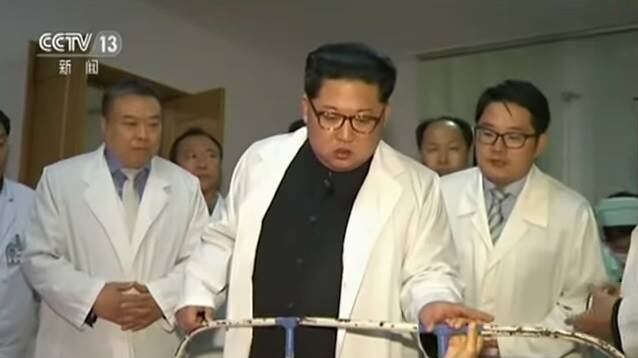 Corea, Kim si traveste da medico e visita i feriti in ospedale