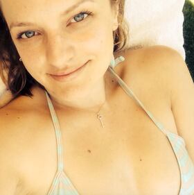 Attrici sexy in bikini e biancheria su social network 6