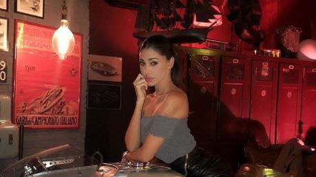 Belen fa i complimenti a Giulia: "Mi piaci tanto"