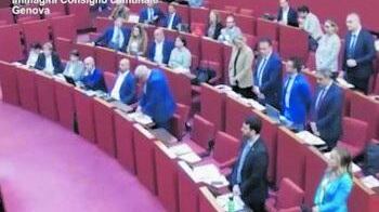 La promessa del dem: "Vi appendiamo a testa in giù"