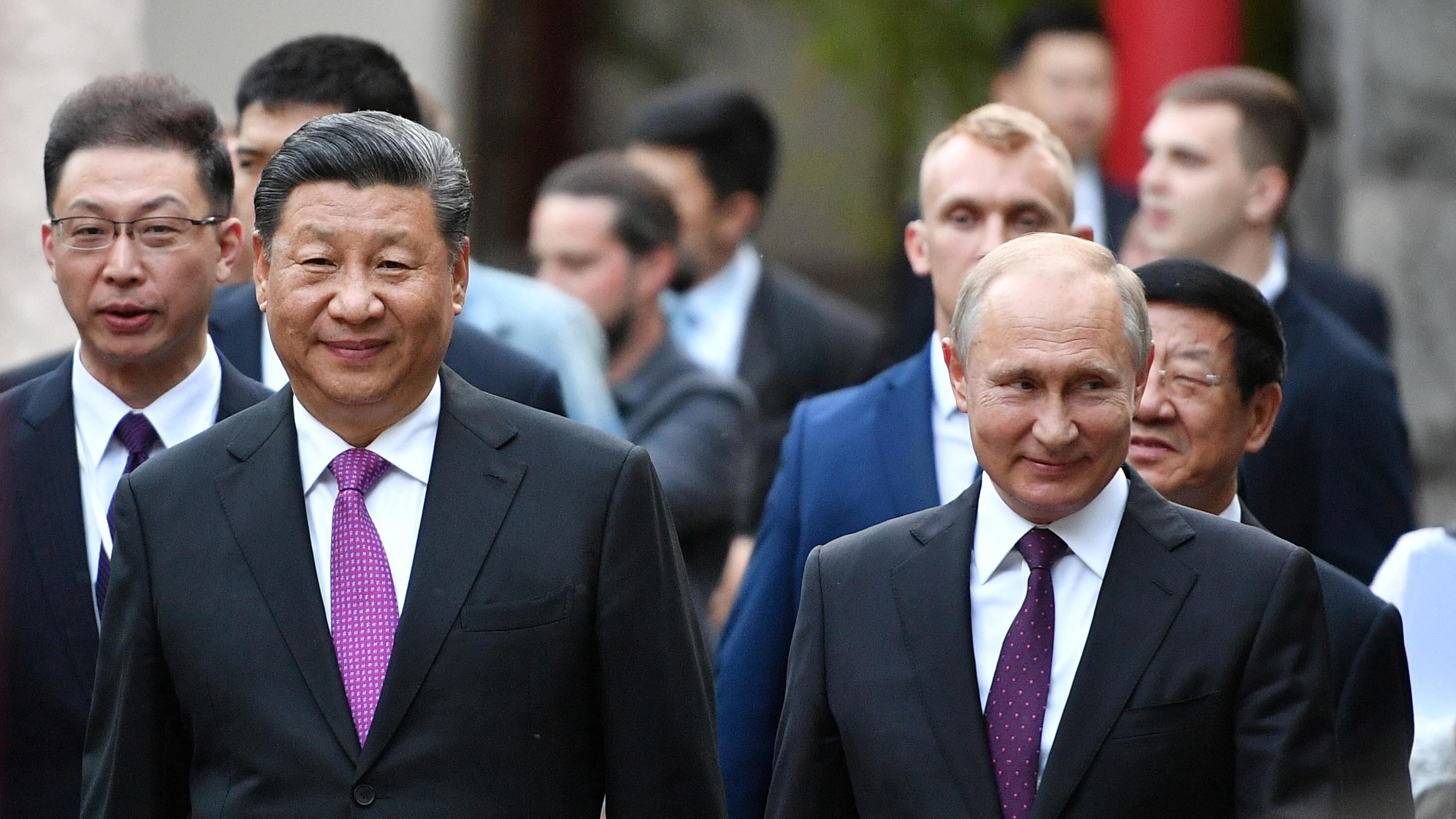 Trump-Macron, scoppia la pace tra nemici. Ma Putin e Xi organizzano il contro D-Day