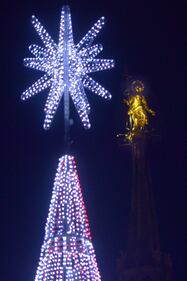 Milano, Luna piena e Albero di Natale 3