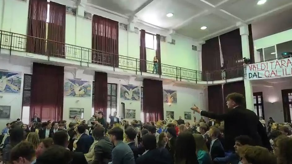 "Imparate a rispettare la democrazia". Valditara zittisce i collettivi tra gli applausi delle Consulte studentesche