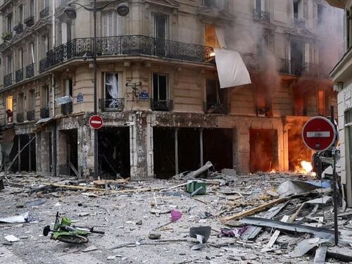 Esplosione nel centro di Parigi: tre morti, tre italiani tra i feriti