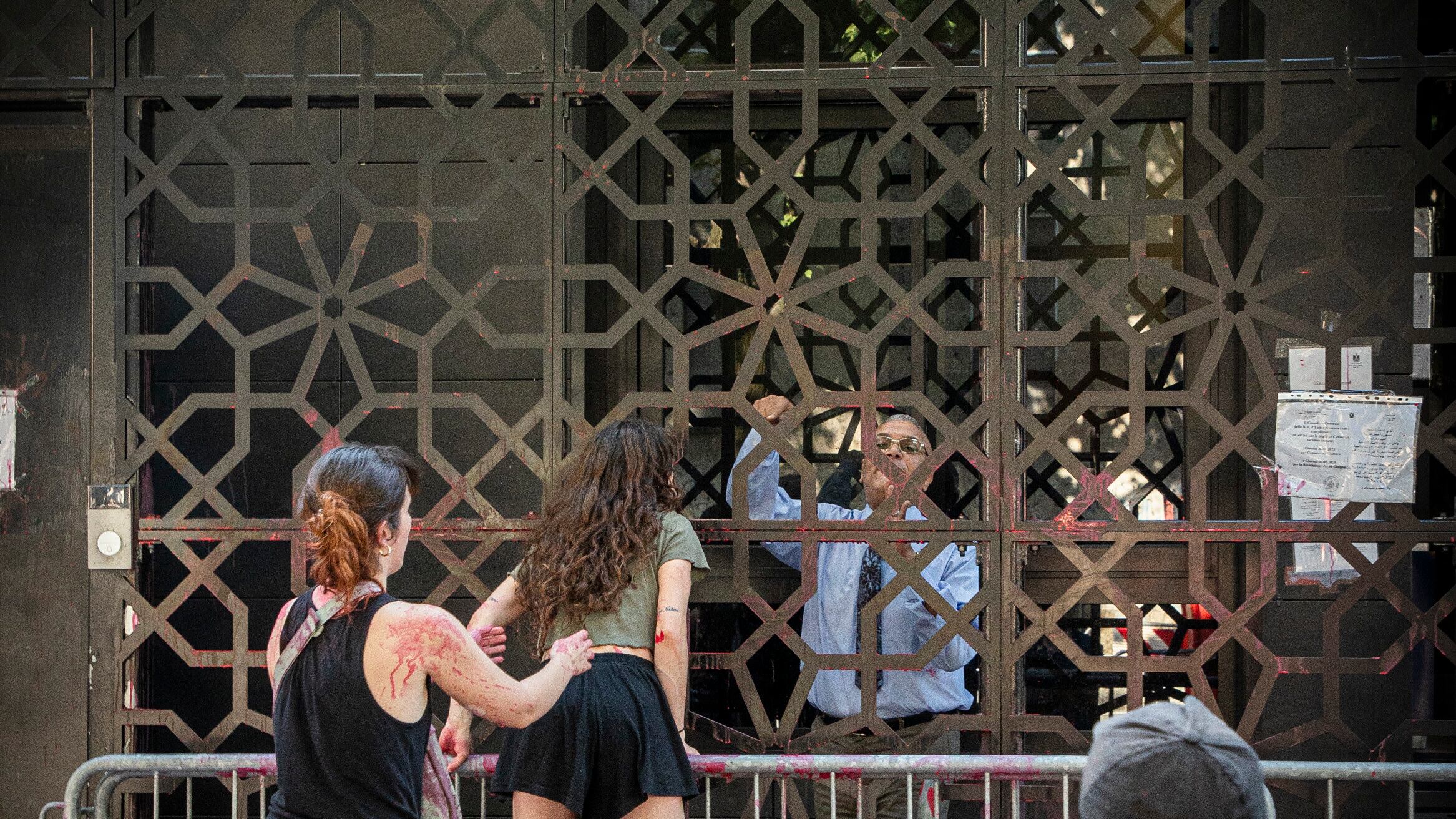 Svastiche sul portone di una famiglia ebrea e blitz al consolato egiziano: cosa succede a Milano