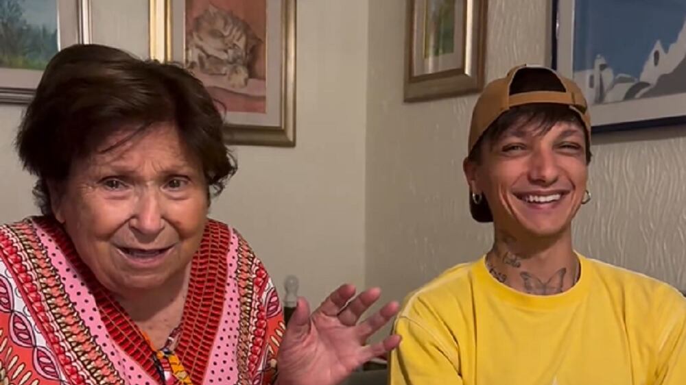 Selfie e folla al funerale della nonna. L'ira dei fan di Ultimo