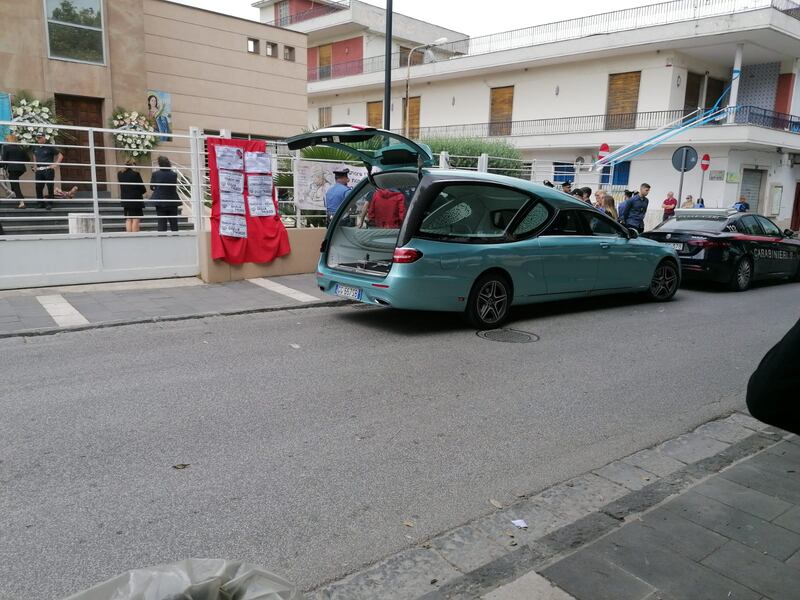 Il funerale di Giulia Tramontano: folla e palloncini bianchi per l'ultimo addio 5