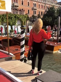 Michelle Hunziker in scarpe da tennis a Venezia, poi stupisce sul red carpet  10