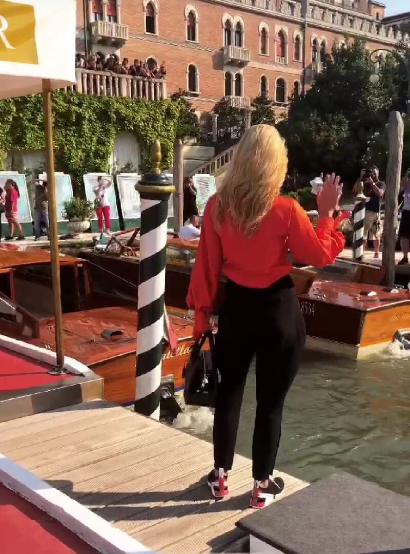 Michelle Hunziker in scarpe da tennis a Venezia, poi stupisce sul red carpet 10