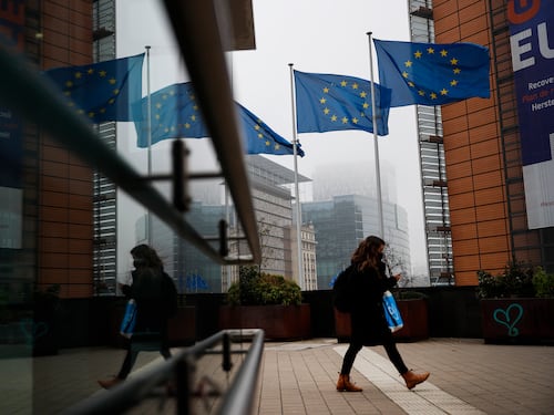 Bruxelles lancia l'allerta. "Corsa contro il tempo". Su Omicron G7 urgente