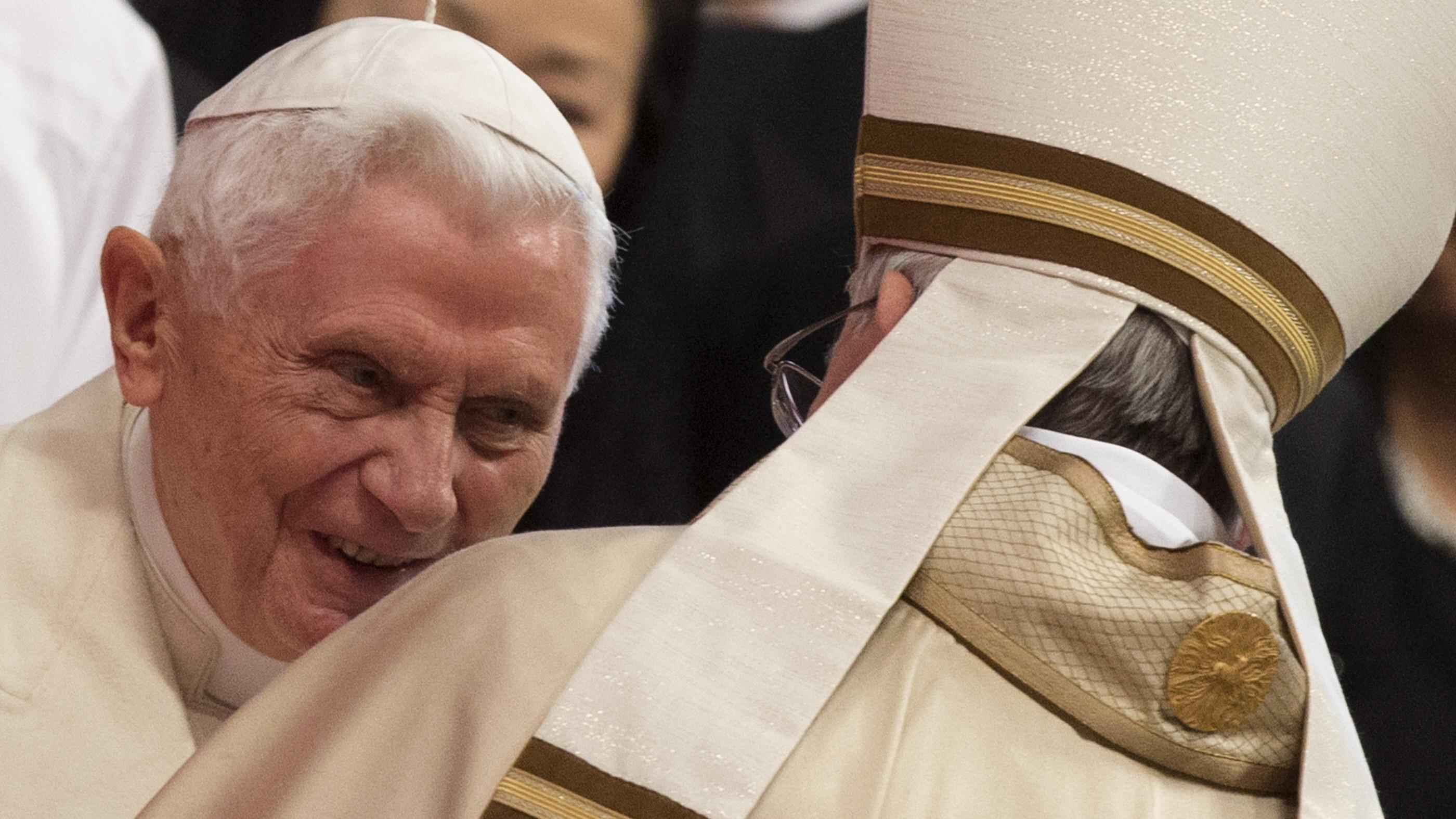 Francesco scrive a Ratzinger. "Piena fiducia e sostegno"