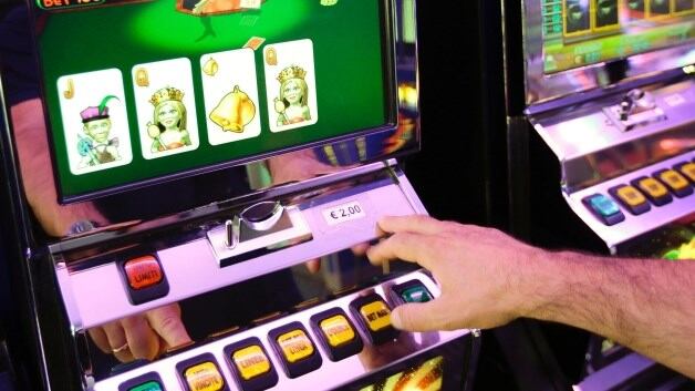 Taranto, vince dieci euro alle slot-machine ma viene rapinato da un tunisino
