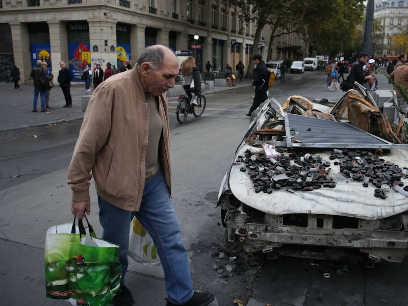 La Francia di Macron porta in piazza l’esercito contro i violenti: richiamati anche i corpi speciali